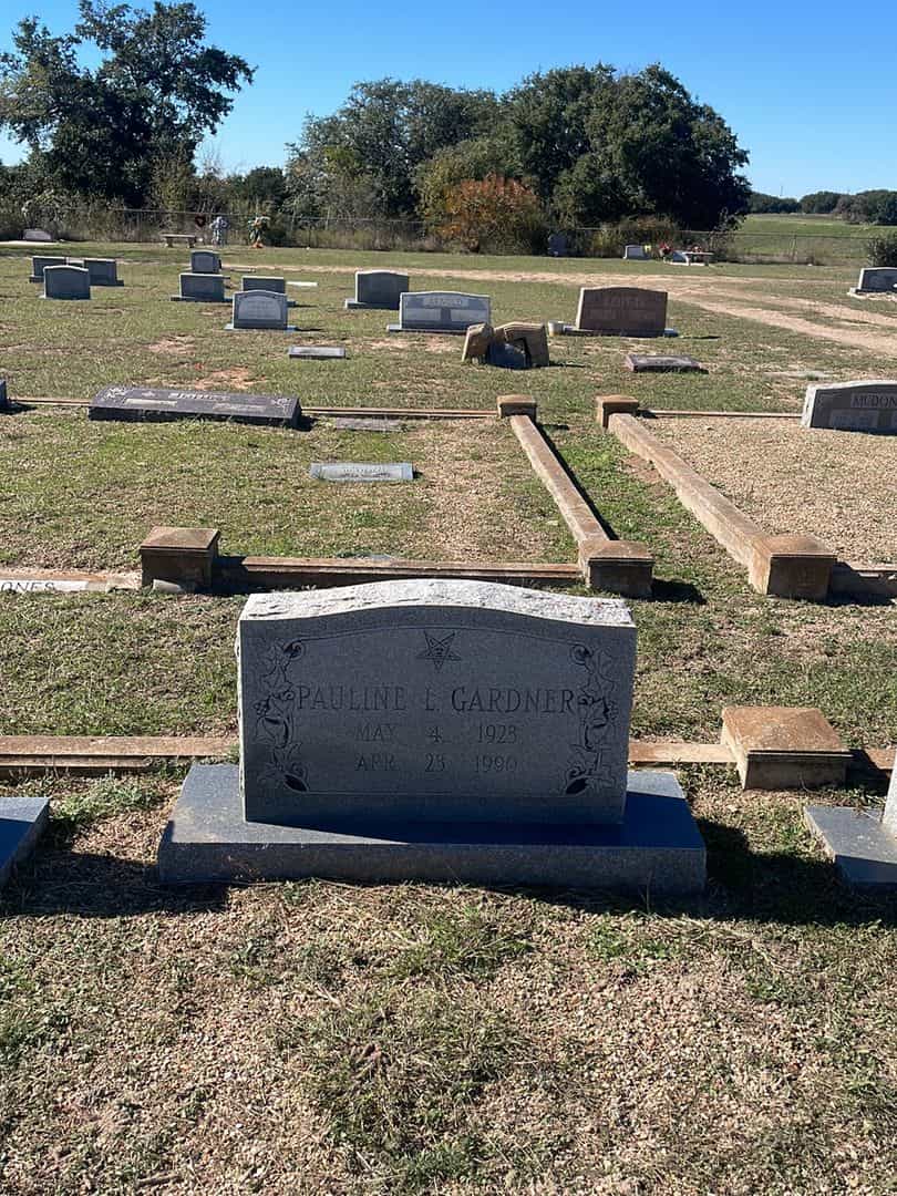 Pauline L. Gardner's grave. Photo 2