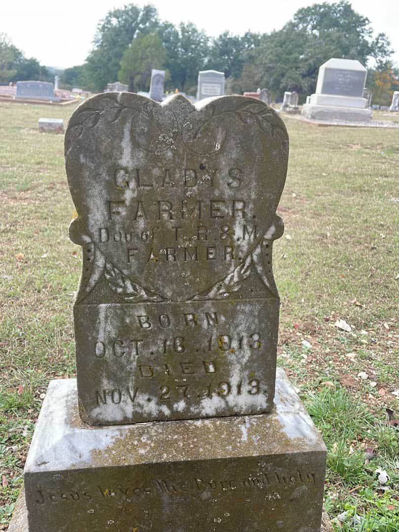 Gladys Farmer's grave. Photo 1