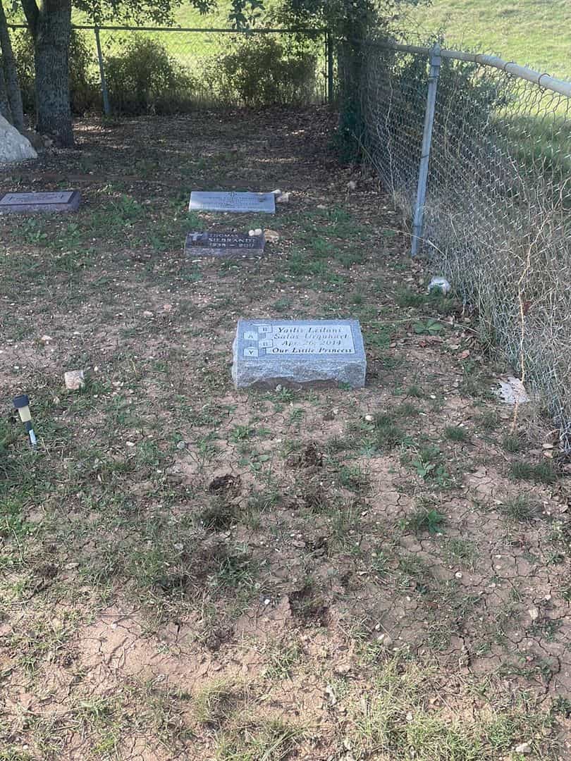 Yailis Leilani Salas-Urquhart's grave. Photo 2