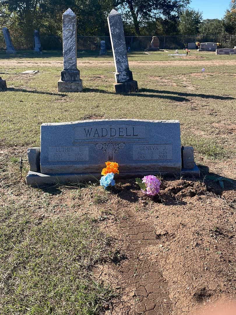 Luther E. Waddell's grave. Photo 2