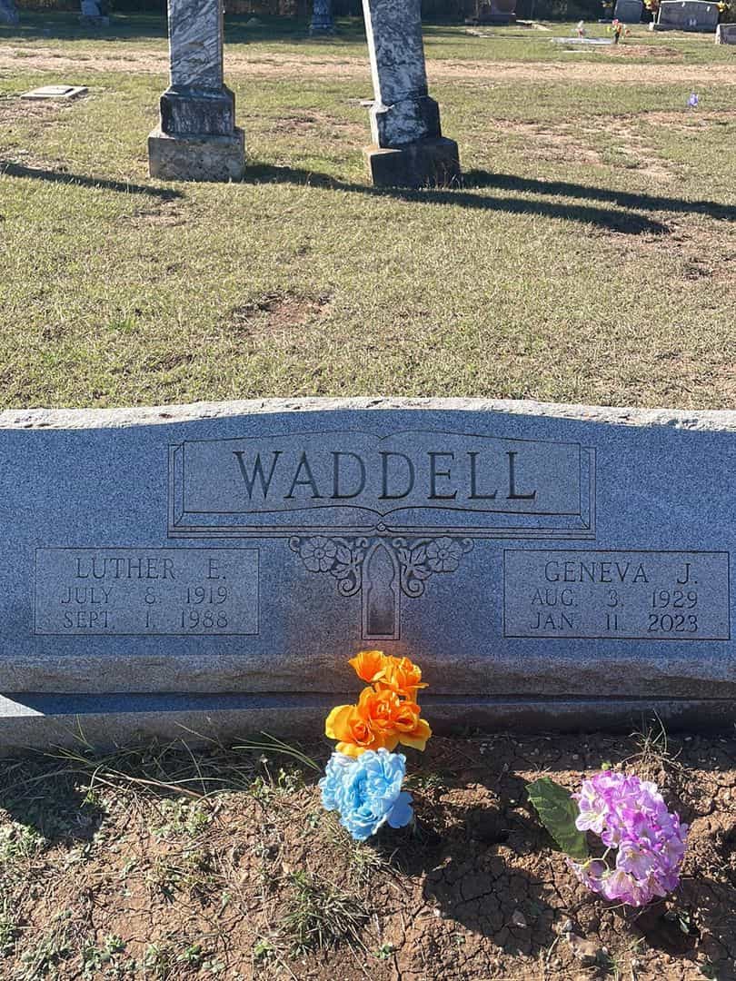 Luther E. Waddell's grave. Photo 1