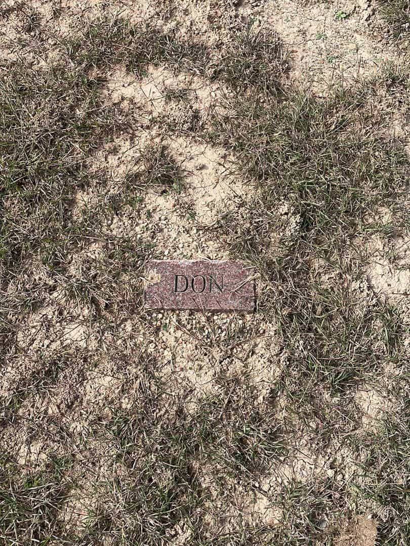 Don Robert Gault's grave. Photo 3