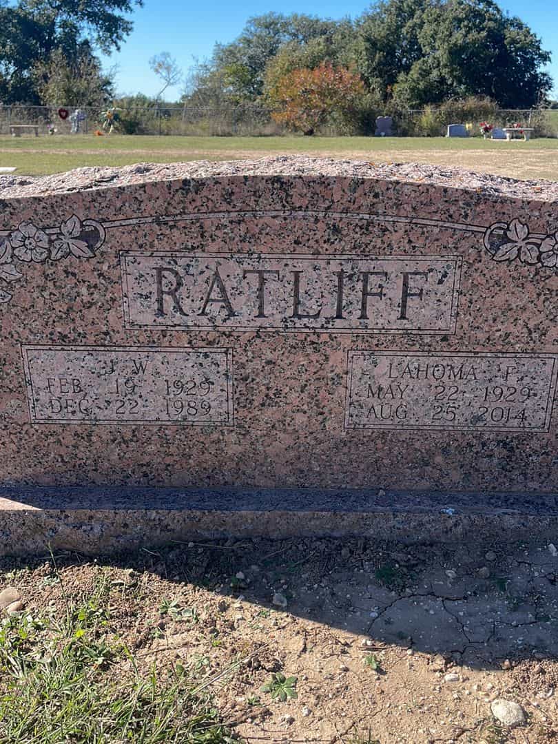 J. W. Ratliff's grave. Photo 1