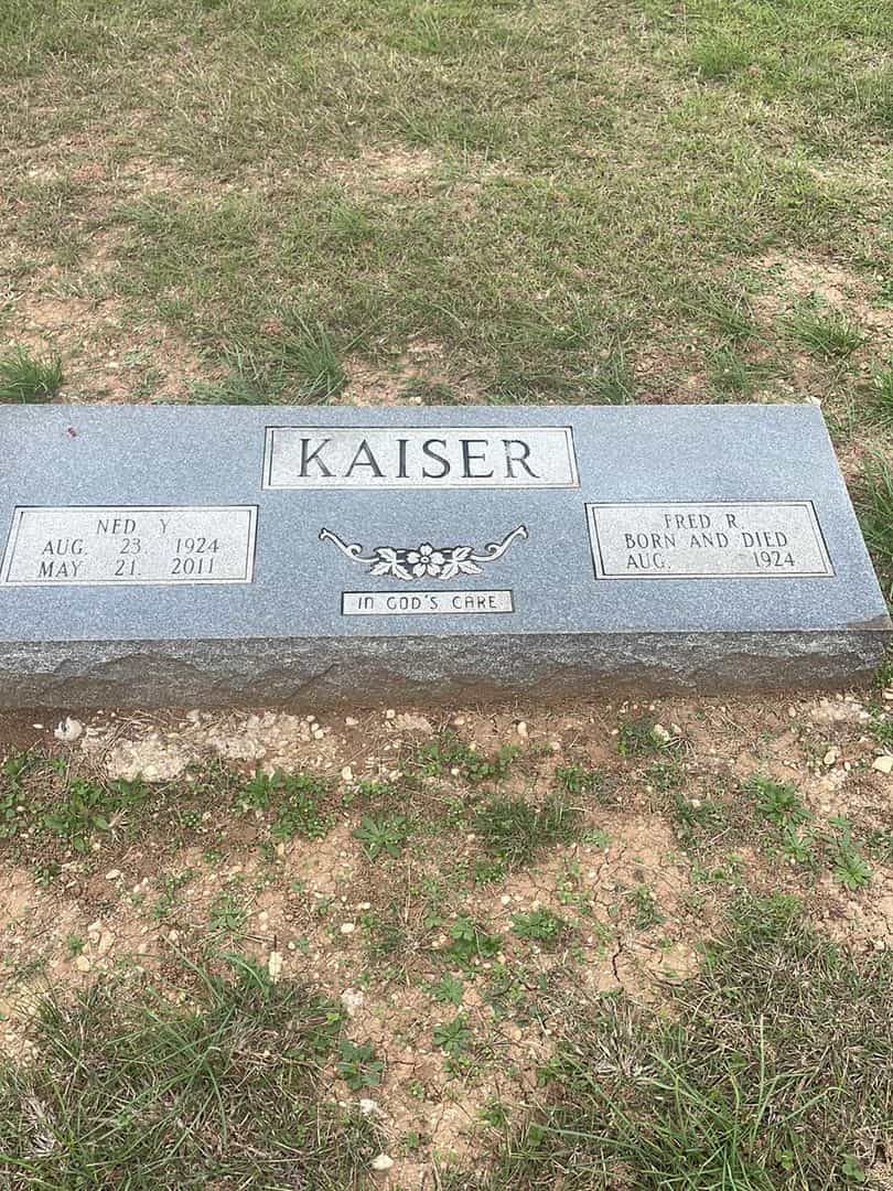 Fred R. Kaiser's grave. Photo 1
