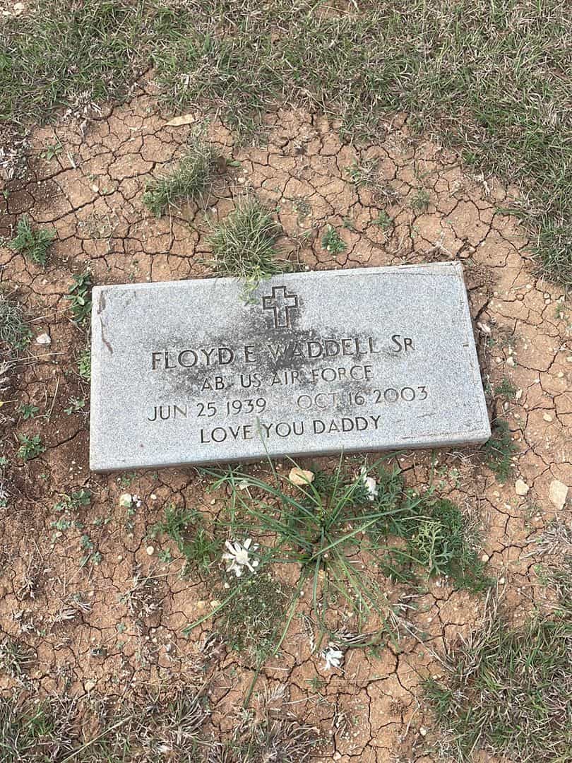 Floyd E. Waddell Senior's grave. Photo 1
