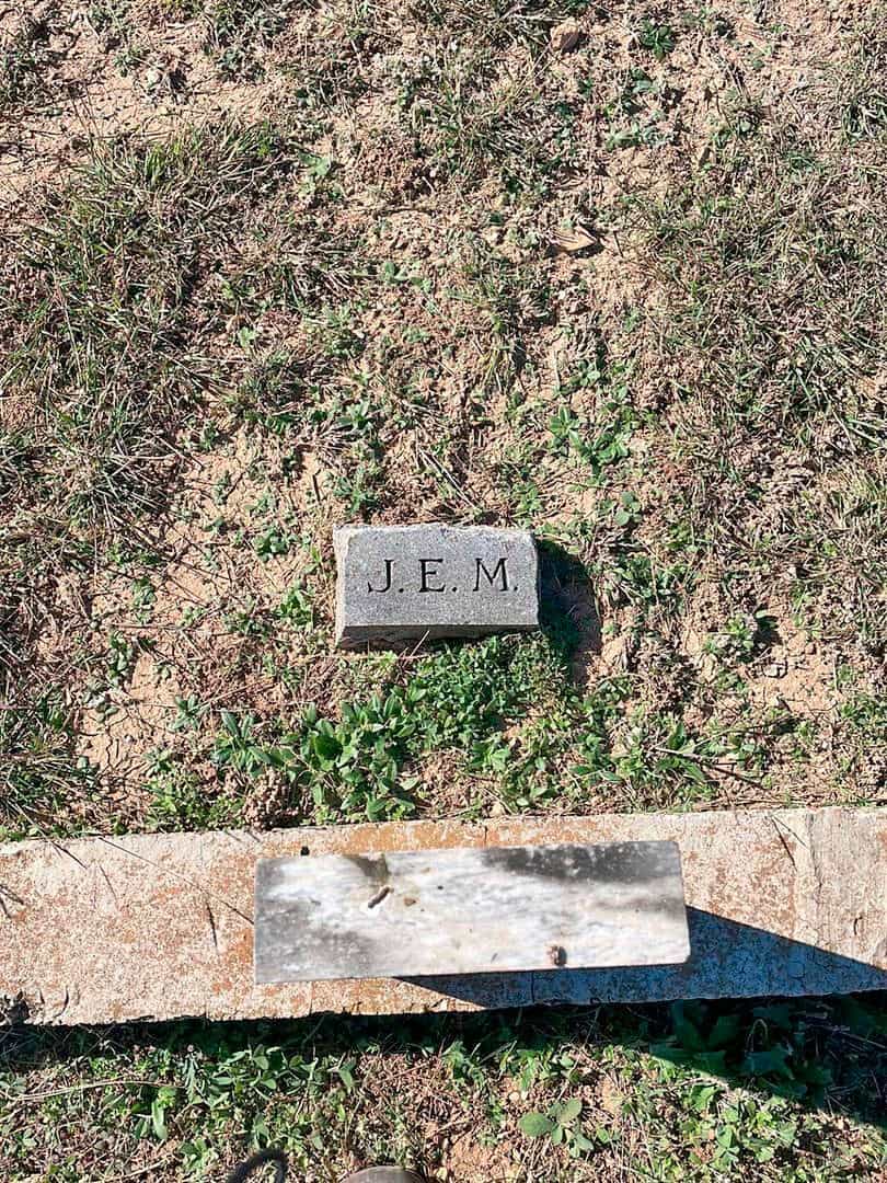 J. E. Manning's grave. Photo 3